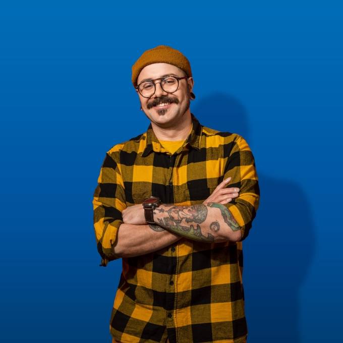 Ruutupaitainen mies hymyilee
