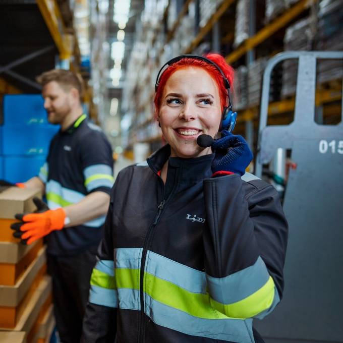 Keräilijä kuuntelee äänikeräilyjärjestelmää kuulokkeista