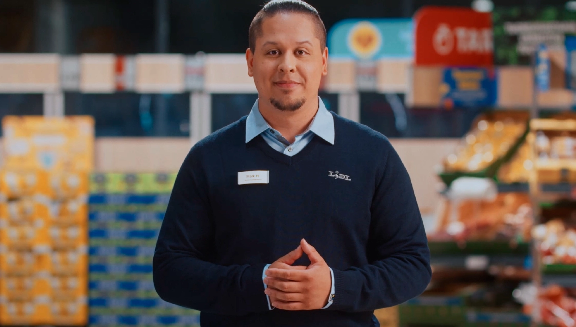 Lidliläinen hymyilee kameralle