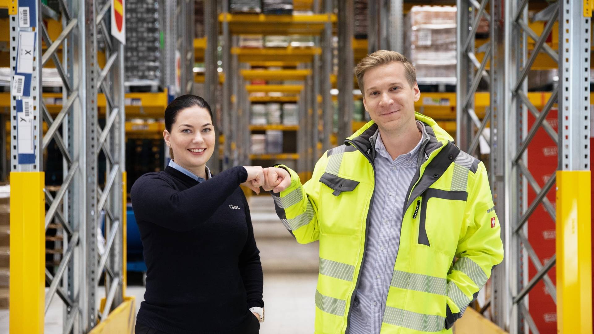 Jakelukeskuksen työntekijät hymyilevät iloisesti
