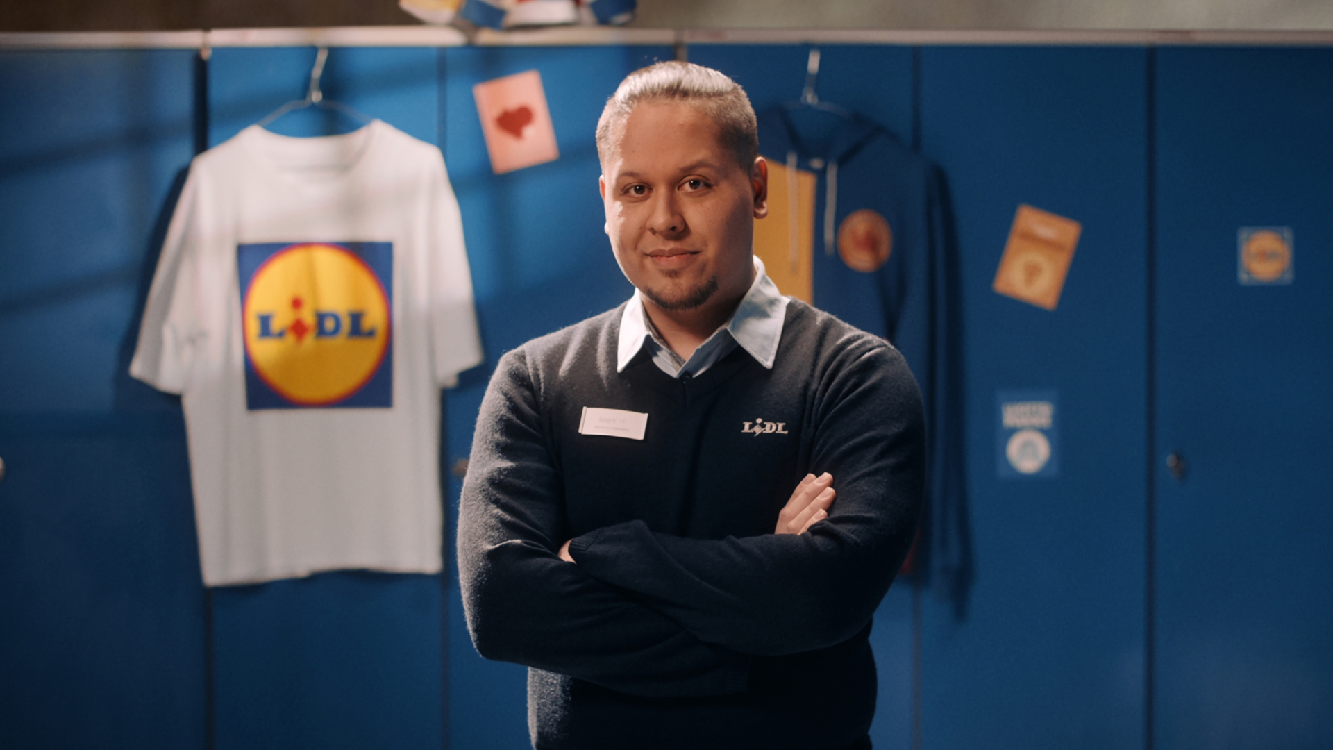 Lidliläinen pukuhuoneessa.
