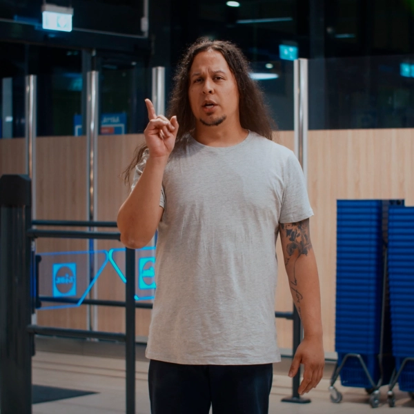 Lidliläinen myymälässä siviilivaatteissa