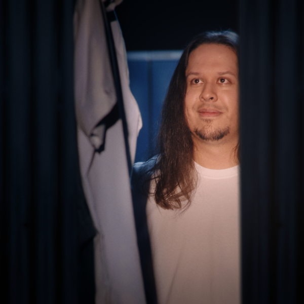 Apulaismyymäläpäällikkö avaa oman lokeronsa pukuhuoneessa.