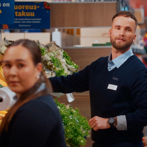 Kaksi lidliläistä katsoo kameraan työskennellessään myymälän hevi-osastolla