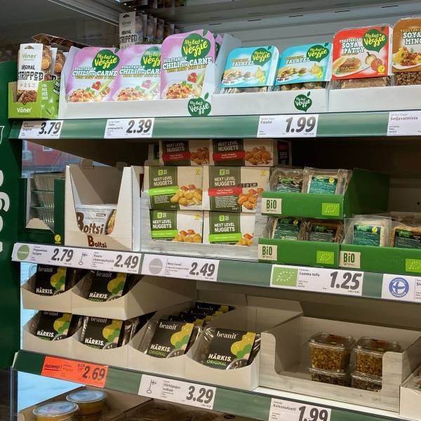 Vegetuotteita hyllyssä