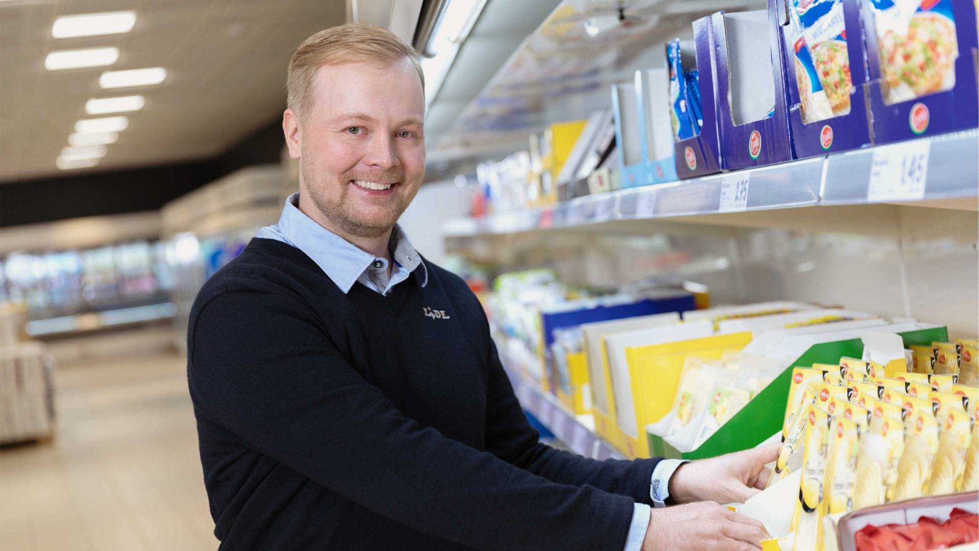 Vuoropäällikkö hyllyttää juustoja
